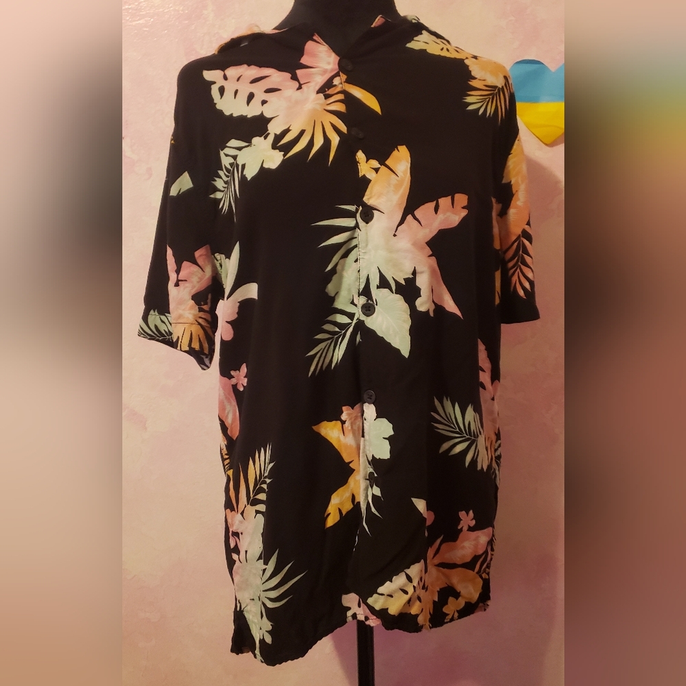 Hollister Black and Cream Tropical Shirt